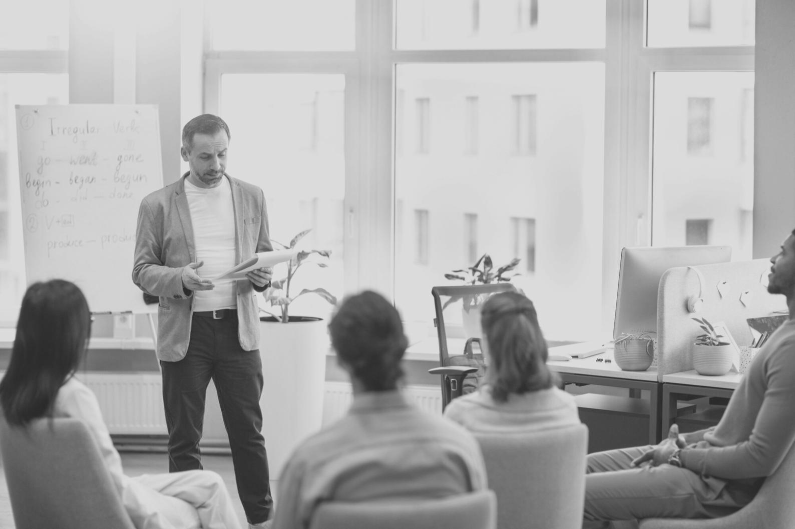 Moderner Arbeitsplatz mit Fokus auf Teamarbeit und Analyse